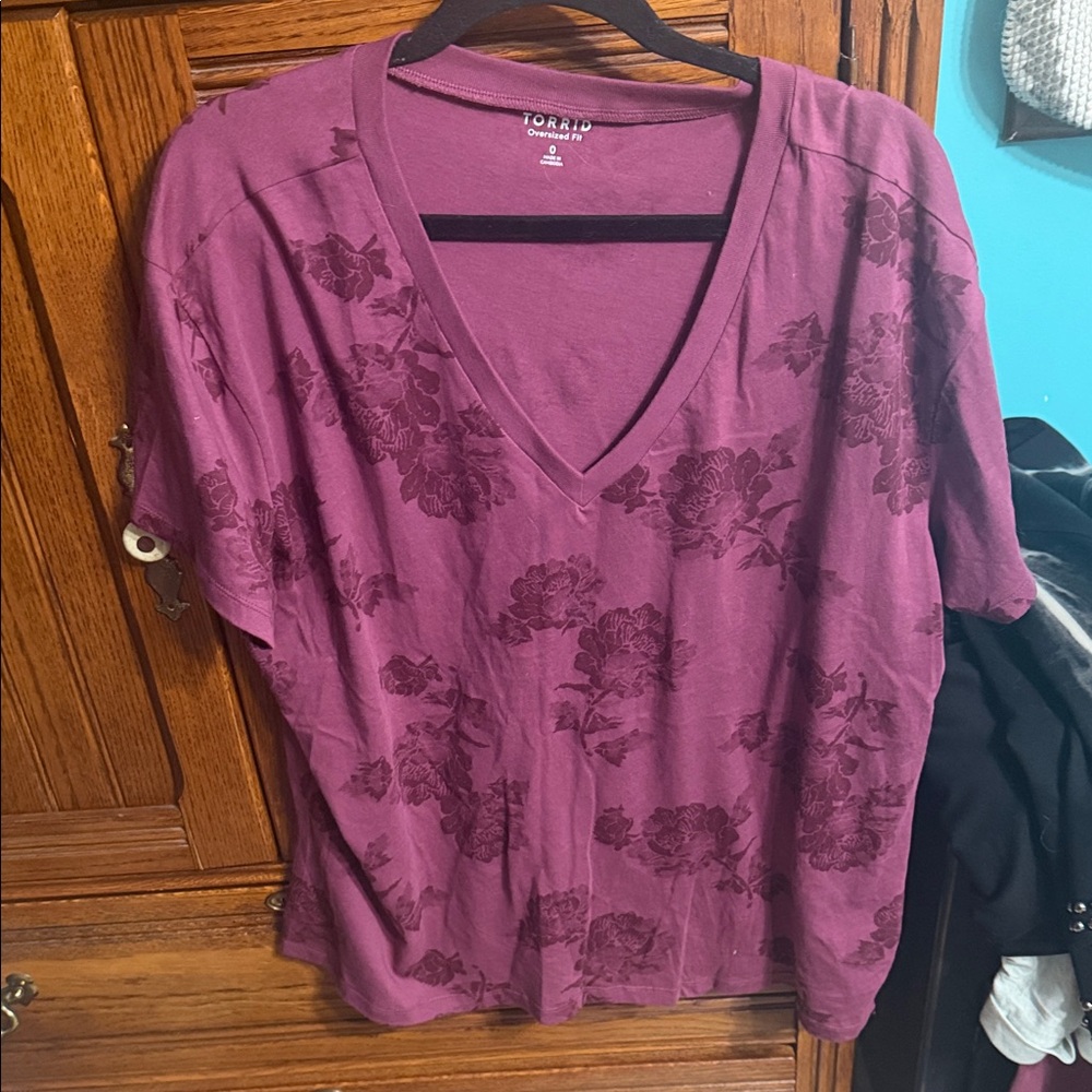 Torrid Plum Floral V-Neck Tee Never worn